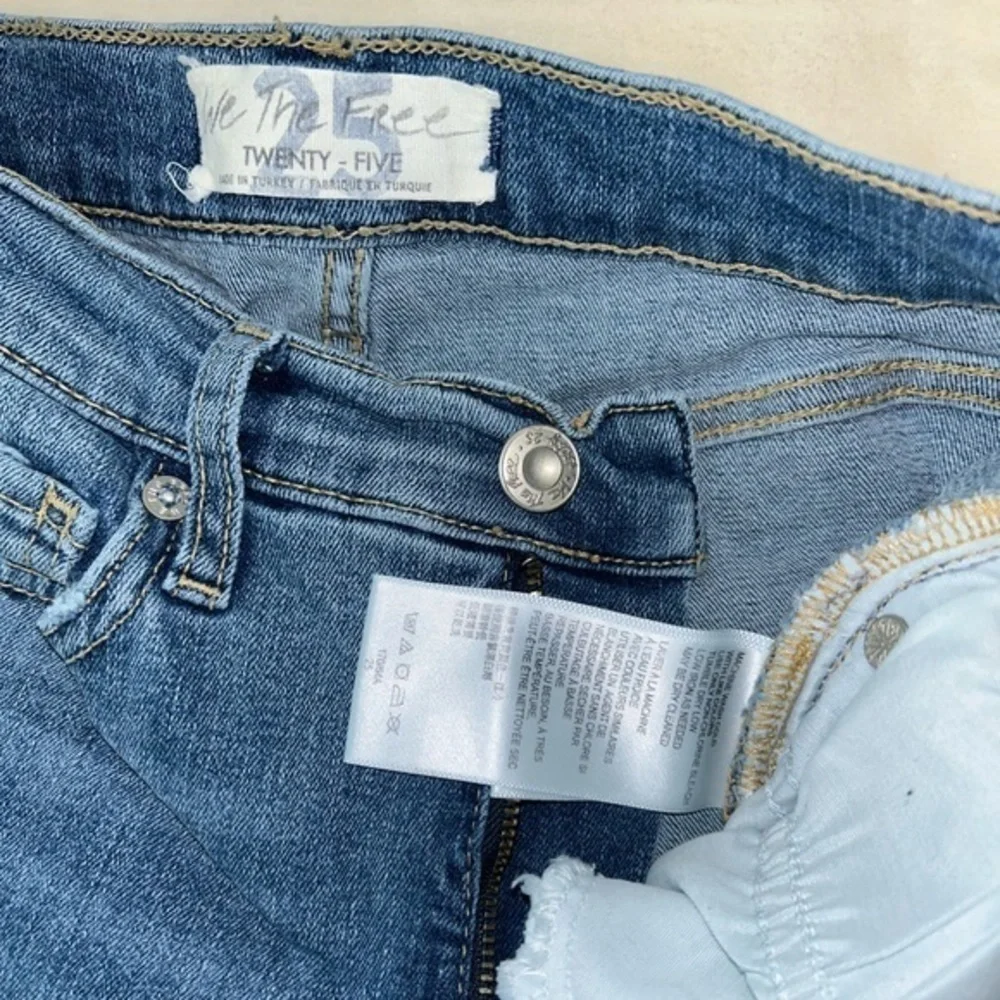 Free People- We The Free- Busted Knee, skinny jeans -‎ sz 25